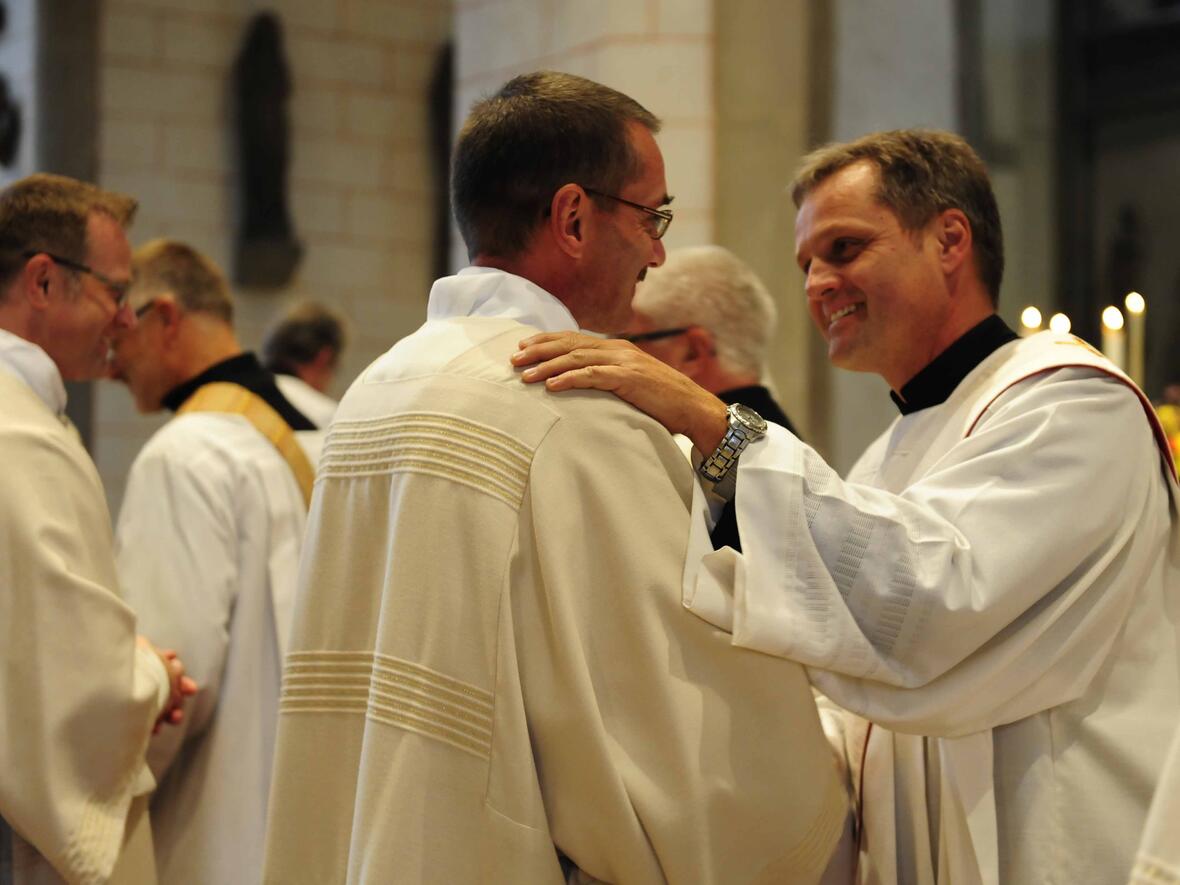 bischof-konrad-weiht-fuenf-maenner-zu-staendigen-diakonen1570797