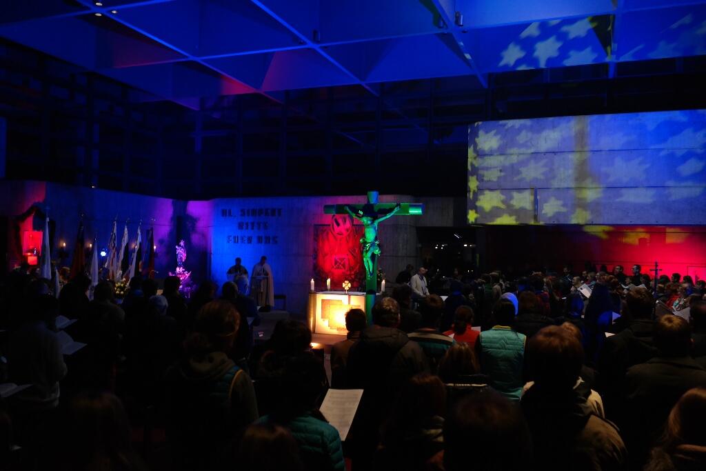 Eindrückliche Stimmung herrschte bei der Vesper in der Simpertkirche. (Foto: Maria Steber / pba).