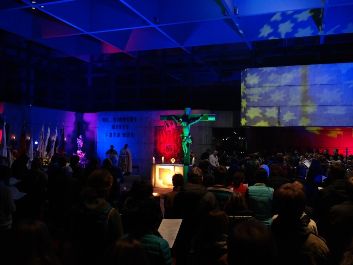 Eindrückliche Stimmung herrschte bei der Vesper in der Simpertkirche. (Foto: Maria Steber / pba).