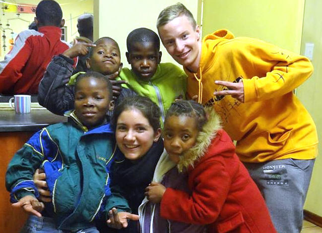 Zwei Freiwillige, die ein Jahr in Südafrika verbrachten. (Foto: Freiwilligendienste)