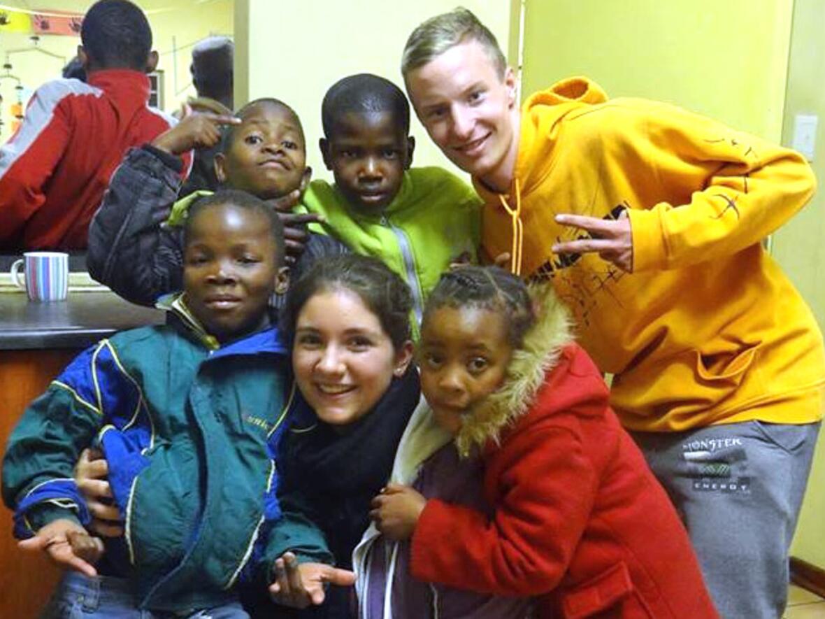 Zwei Freiwillige, die ein Jahr in Südafrika verbrachten. (Foto: Freiwilligendienste)