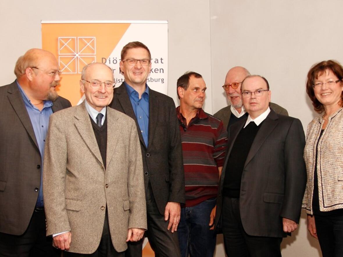 Sie gestalteten durch ihre Beiträge die informative Fachtagung: (v.l.n.r.) Wolfgang D. Friedel (Caritas), Otto Kocherscheidt (Diözesanrat), Flüchtlingsbeauftragter Diakon Ralf Eger (Diözese Augsburg/Caritas), Werner Neumann (Caritas), Rechtsanwalt Helmut Riedl, Bischofsvikar Prälat Dr. Bertram Meier und die Diözesanratsvorsitzende Hildegard Schütz. (Foto: Caritas)