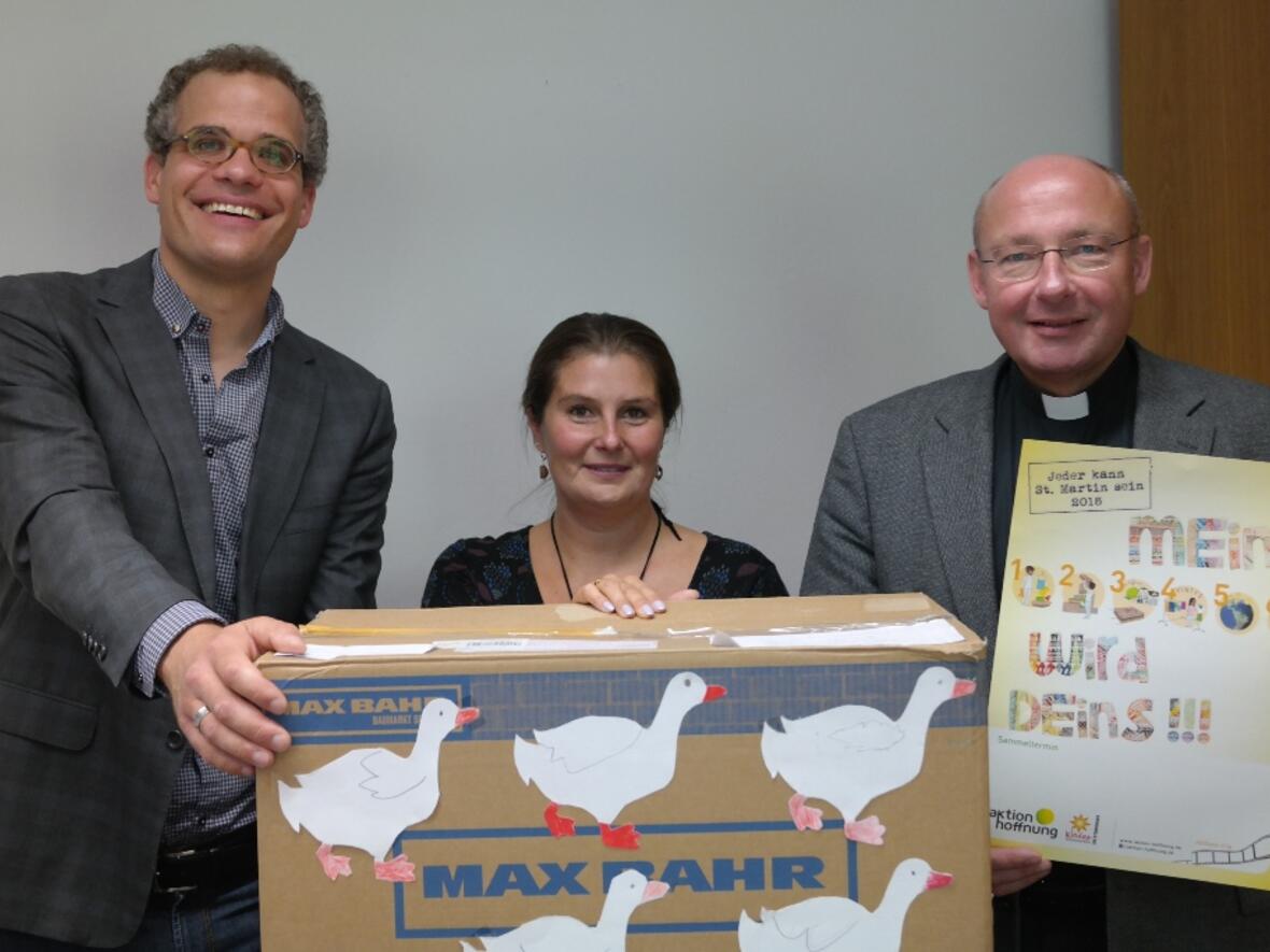 Gregor Uhl, Geschäftsführer der aktion hoffnung, Stefanie Rusch, Leiterin der Kindertagesstätte "St. Thomas Morus" Neusäß und Pfarrer Dr. Ulrich Lindl, Aufsichtsratsvoristzender der aktion hoffung.