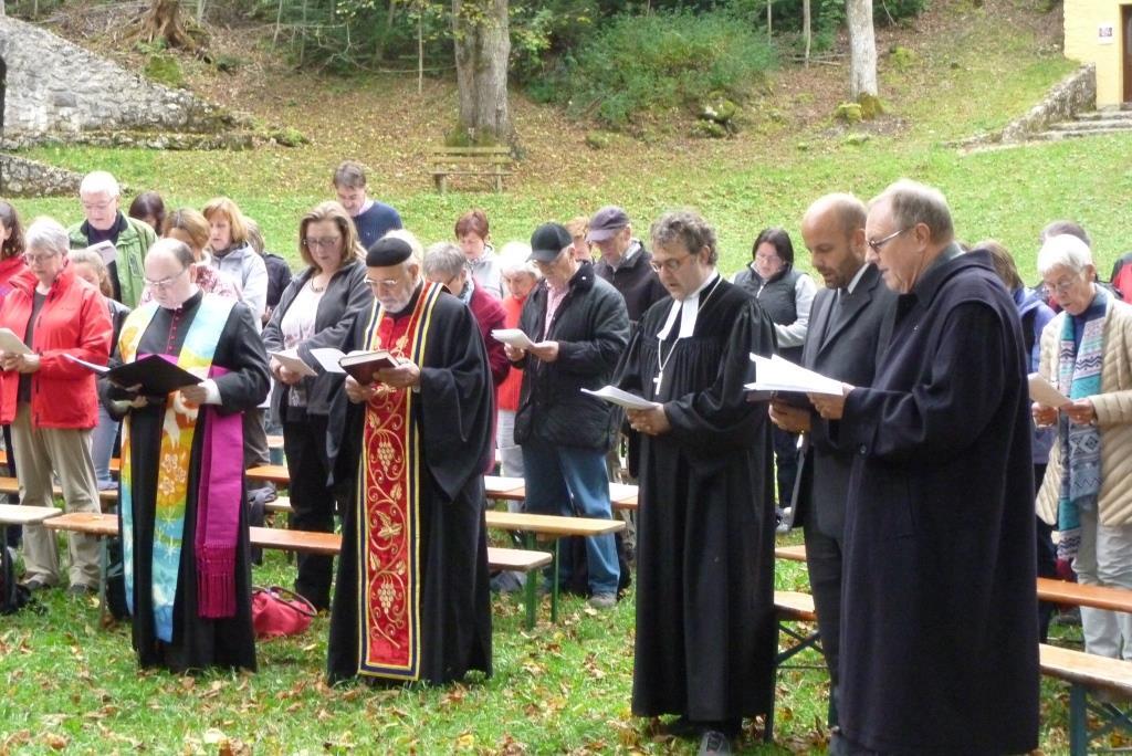 Rund 150 Menschen beten auf der Hirschweise des Kalvarienbergs in Füssen für den Erhalt von Gottes Schöpfung. (Fotos: Christoph Wessel)
