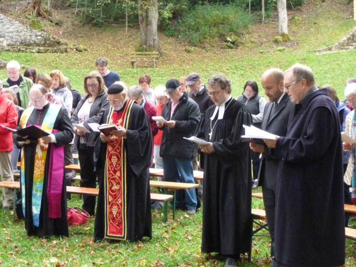 Rund 150 Menschen beten auf der Hirschweise des Kalvarienbergs in Füssen für den Erhalt von Gottes Schöpfung. (Fotos: Christoph Wessel)