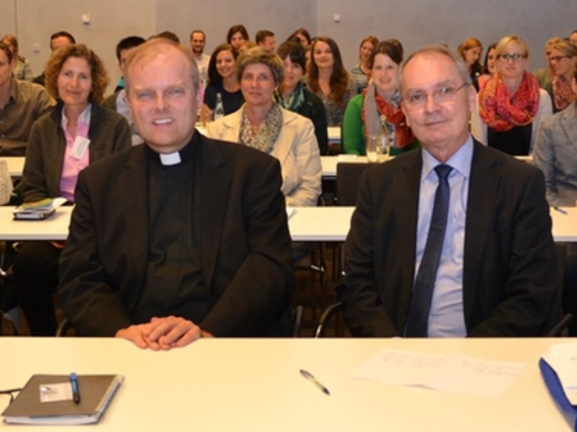 Hauptabteilungsleiter Weihbischof Florian Wörner entdeckt seinen neuen Tätigkeitsbereich Schule, rechts neben ihm der Direktor des Schulwerks, Ulrich Haaf. (Foto: Schulwerk/Linder)