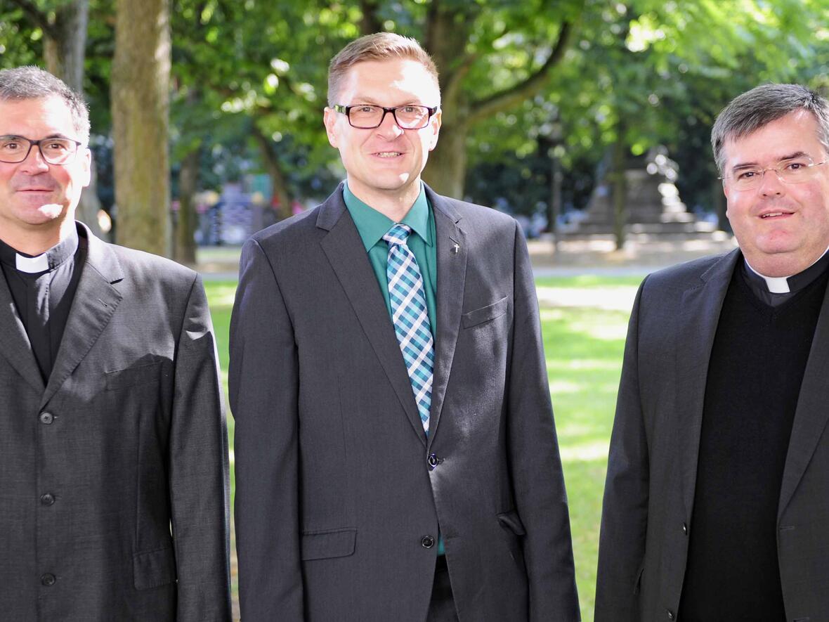 Diözesaner Flüchtlingsbeauftragter Diakon Ralf Eger mit Diözesan-Caritasdirektor Dr. Andreas Magg (links) und Generalvikar Harald Heinrich (rechts). (Foto: pba/Nicolas Schnall)  