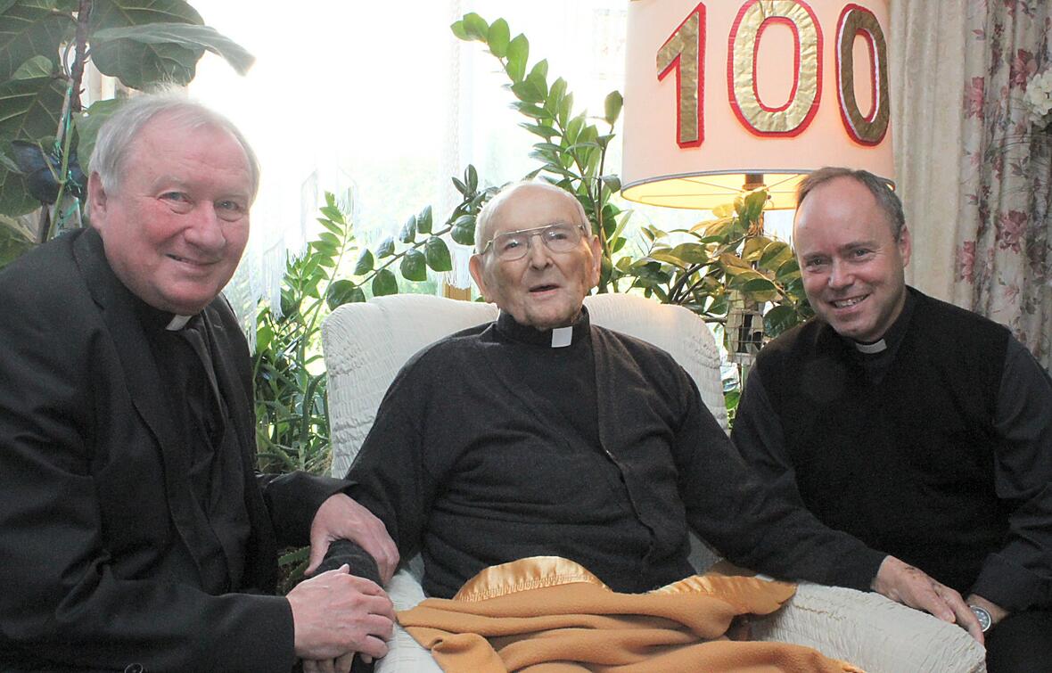 Jubilar Pfarrer Benedikt Pinocy feiert seinen 100. Geburtstag gemeinsam mit dem Mainzer Generalvikar, Prälat Dietmar Giebelmann (links), und Personaldezernent Domkapitular Klaus Forster (Foto: Bistum Mainz/Matschak).