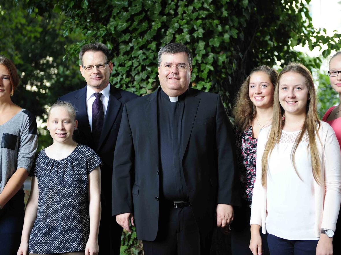 Laura Simon, Katharina Hanke, Diözesanrechtsdirektor Reiner Sroka, Generalvikar Harald Heinrich, Claudia Havel, Verena Strobl, Sandra Strößner, (v.links). Foto: Maria Steber/pba.
