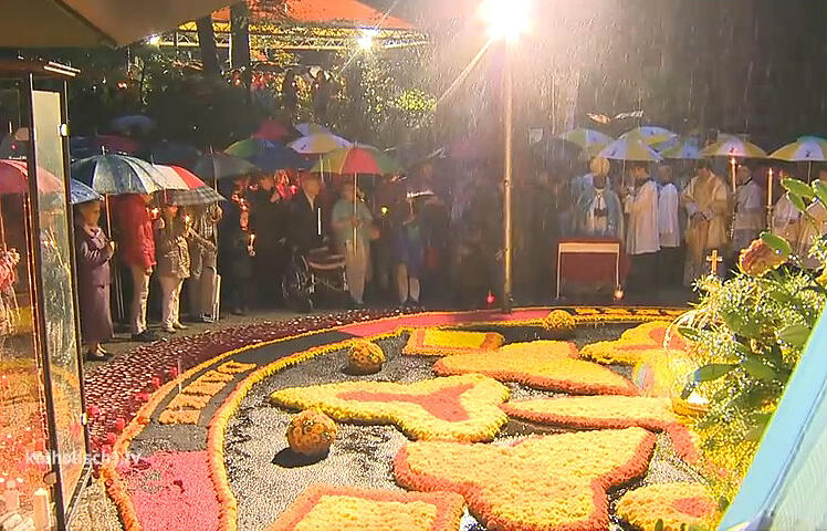 Trotz des Dauerregens nahmen an der Lichterprozession wieder unzählige Gläubige teil. (Fotos: Karl-Georg Michel/pba)