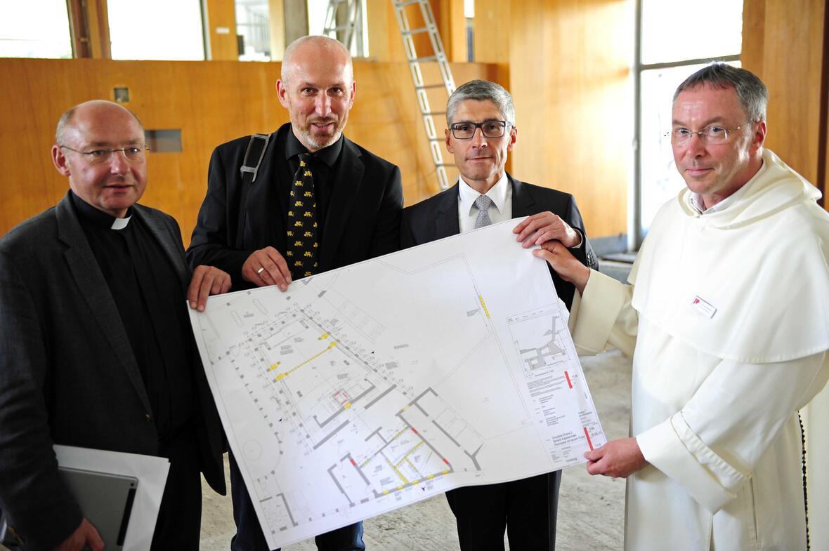 (v.l.) Pfarrer Dr. Ulrich Lindl, Werner Kapfer (St. Ulrichswerk), Dr. Klaus Donaubauer, P. Thomas Schuster OP. (Foto: Pressestelle Bistum Augsburg/Nicolas Schnall)