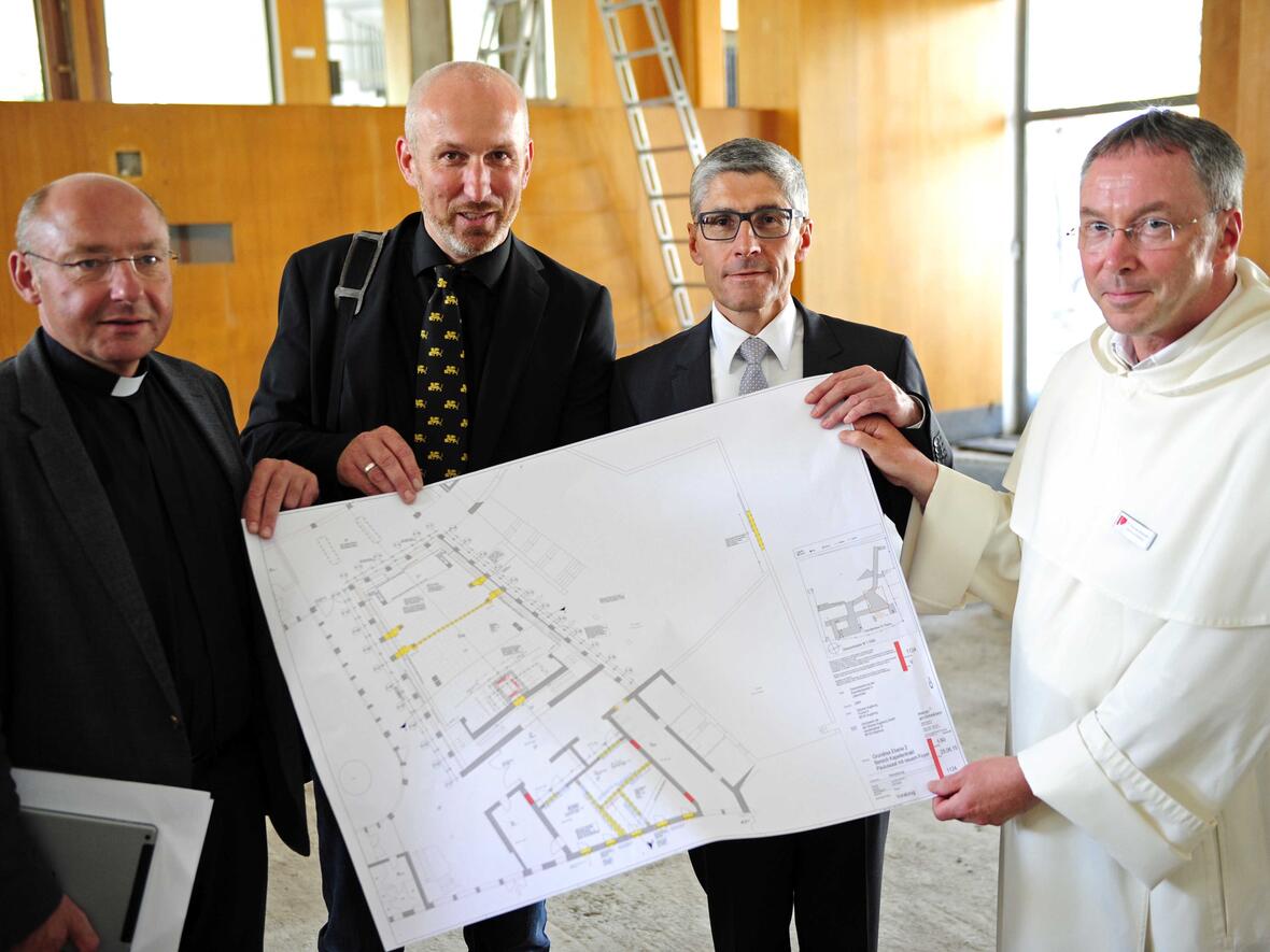 (v.l.) Pfarrer Dr. Ulrich Lindl, Werner Kapfer (St. Ulrichswerk), Dr. Klaus Donaubauer, P. Thomas Schuster OP. (Foto: Pressestelle Bistum Augsburg/Nicolas Schnall)