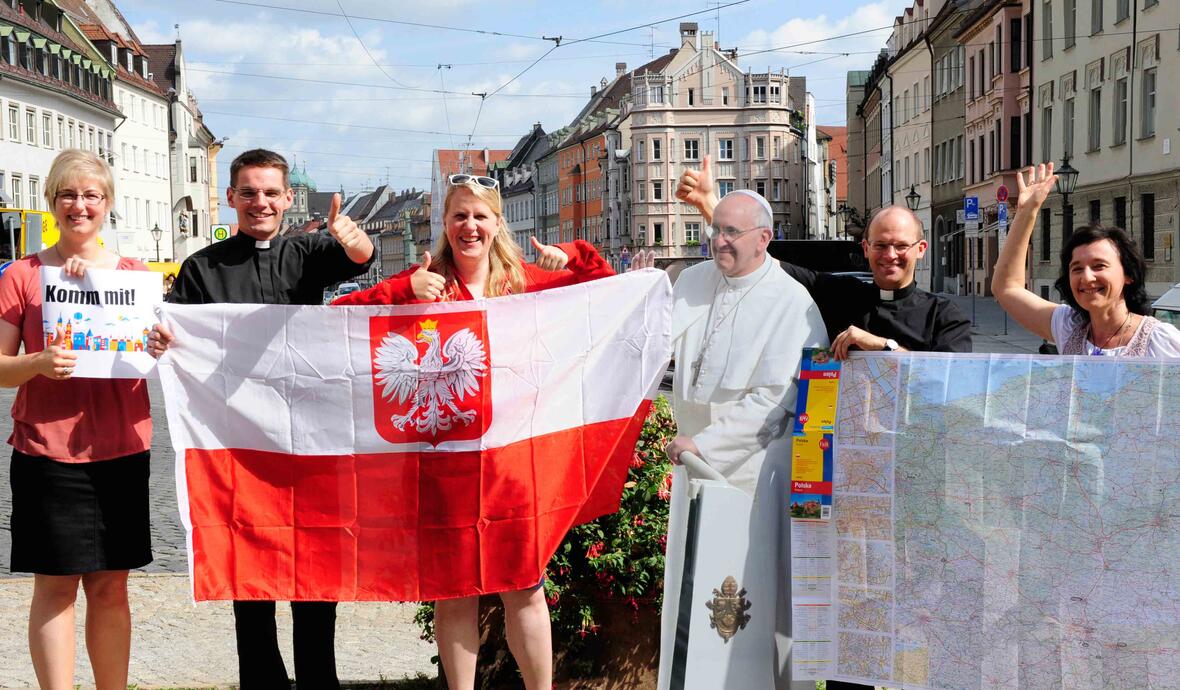 Das fünfköpfige BJA-Vorbereitungsteam um Diözesanjugendseelsorger Dr. Florian Markter (rechts neben Papst Franziskus) lädt junge Erwachsene dazu ein, zum Weltjugendtag nach Krakau mitzufahren. (Foto: Pressestelle Bistum Augsburg/Daniel Jäckel)