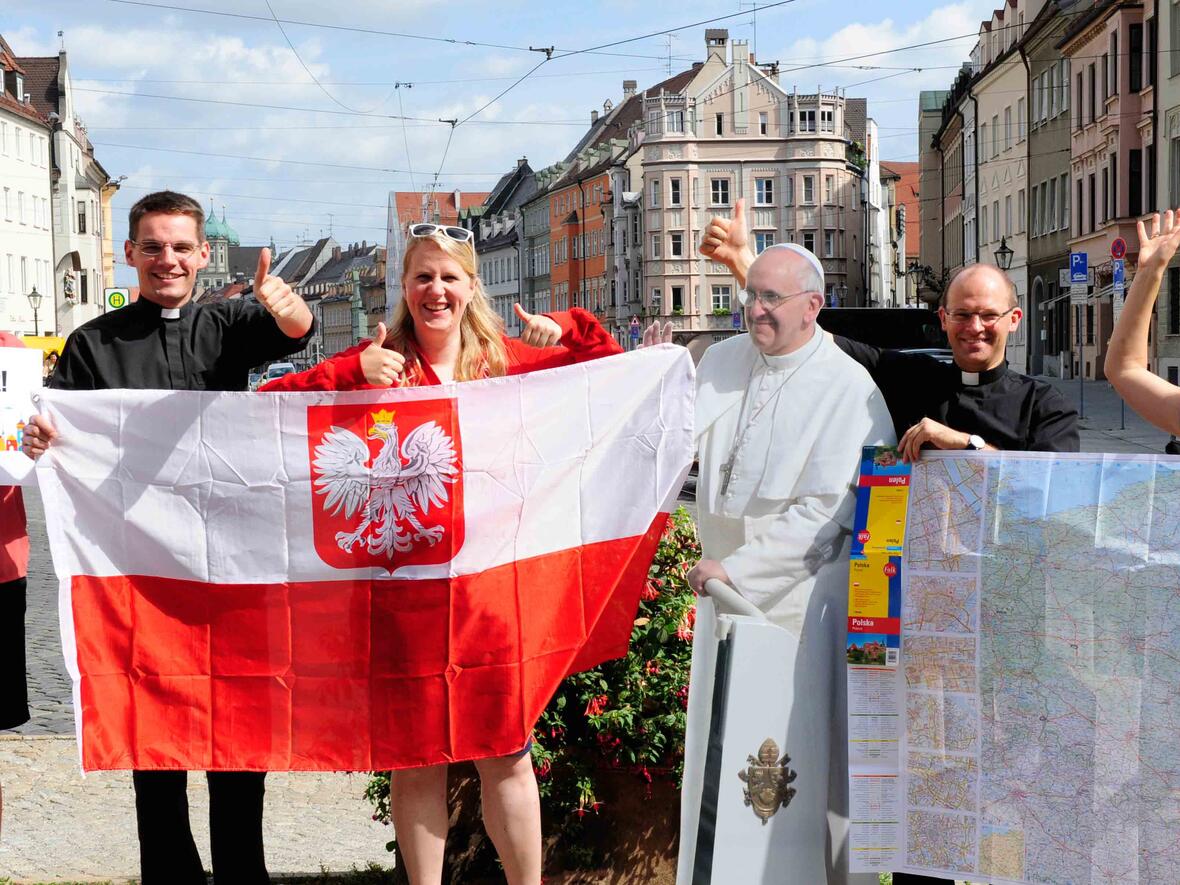 Das fünfköpfige BJA-Vorbereitungsteam um Diözesanjugendseelsorger Dr. Florian Markter (rechts neben Papst Franziskus) lädt junge Erwachsene dazu ein, zum Weltjugendtag nach Krakau mitzufahren. (Foto: Pressestelle Bistum Augsburg/Daniel Jäckel)