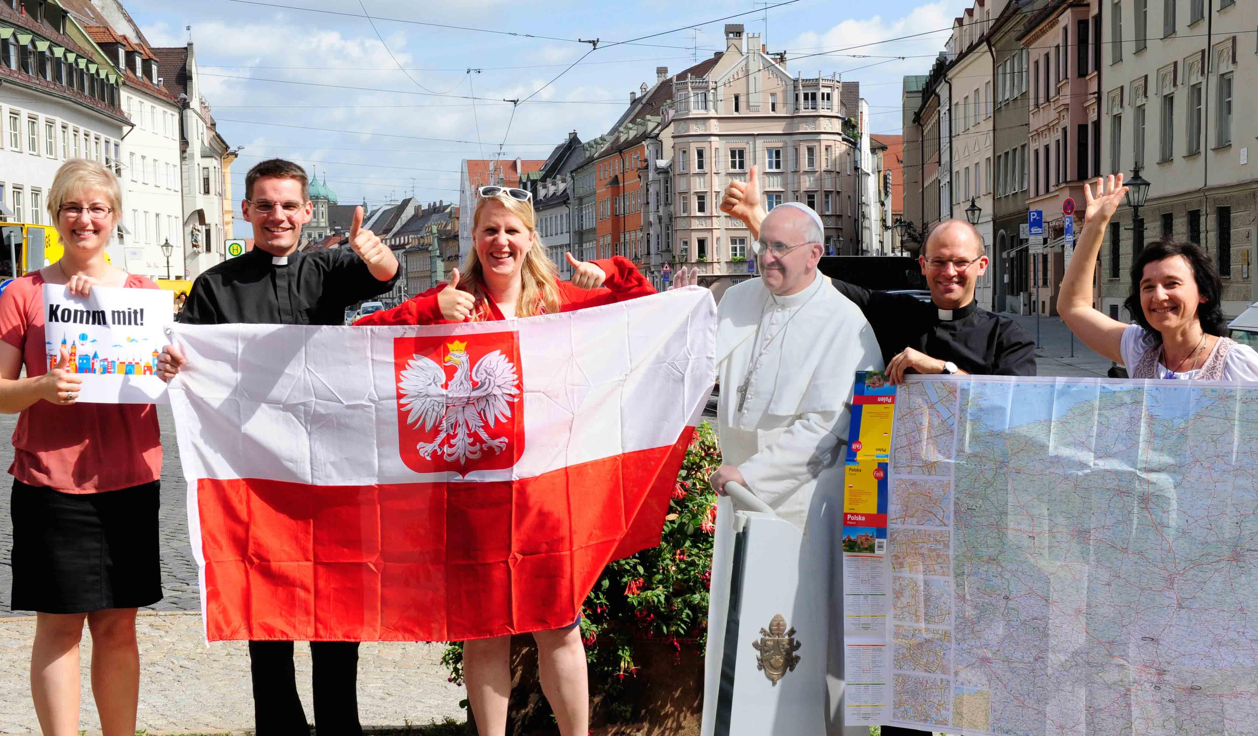 Das fünfköpfige BJA-Vorbereitungsteam um Diözesanjugendseelsorger Dr. Florian Markter (rechts neben Papst Franziskus) lädt junge Erwachsene dazu ein, zum Weltjugendtag nach Krakau mitzufahren. (Foto: Pressestelle Bistum Augsburg/Daniel Jäckel)