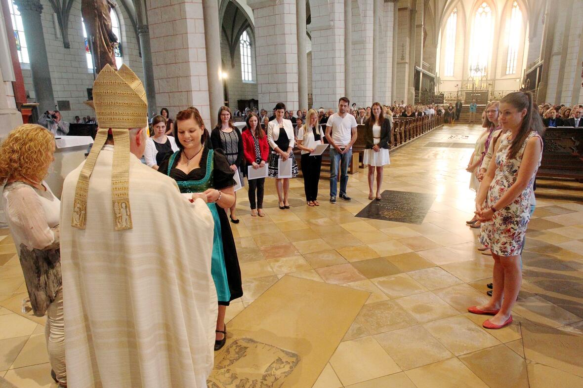 In ihren jeweiligen Seminargruppen traten die jungen Leute vor Weihbischof Losinger, um dann von ihm die Urkunde mit der "Missio canonica" zu erhalten. (Fotos: Annette Zoepf)