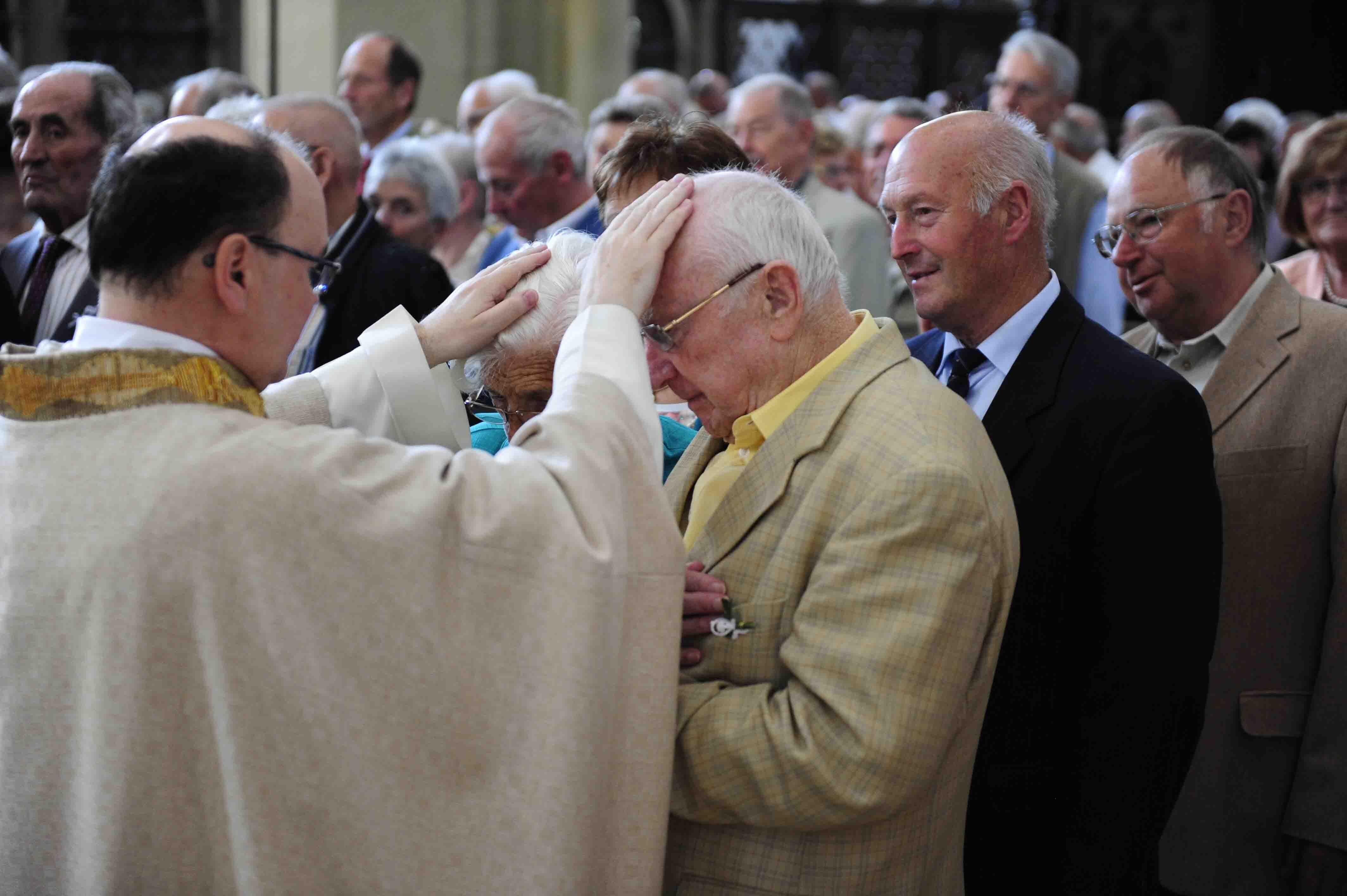 Nach der Messe konnten sich die Paare einzeln segnen lassen. (Foto: Maria Steber / pba)