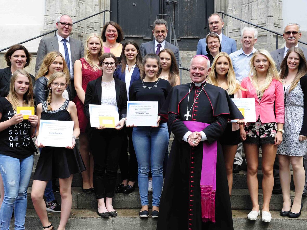 Alle Preisträger des Petrus-Canisius-Preis 2015 zusammen mit Weihbischof Dr. Dr. Anton Losinger, Schulwerks-Leiter Ulrich Haaf sowie die Direktoren der ausgezeichneten Schulen. (Foto: Maria Steber/pba)