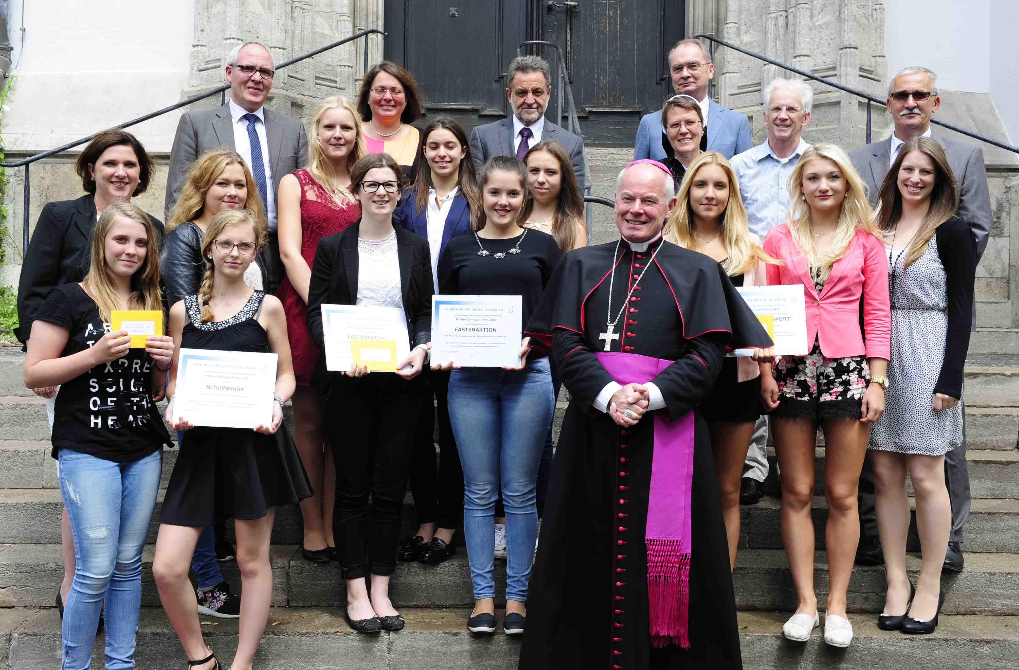 Alle Preisträger des Petrus-Canisius-Preis 2015 zusammen mit Weihbischof Dr. Dr. Anton Losinger, Schulwerks-Leiter Ulrich Haaf sowie die Direktoren der ausgezeichneten Schulen. (Foto: Maria Steber/pba)