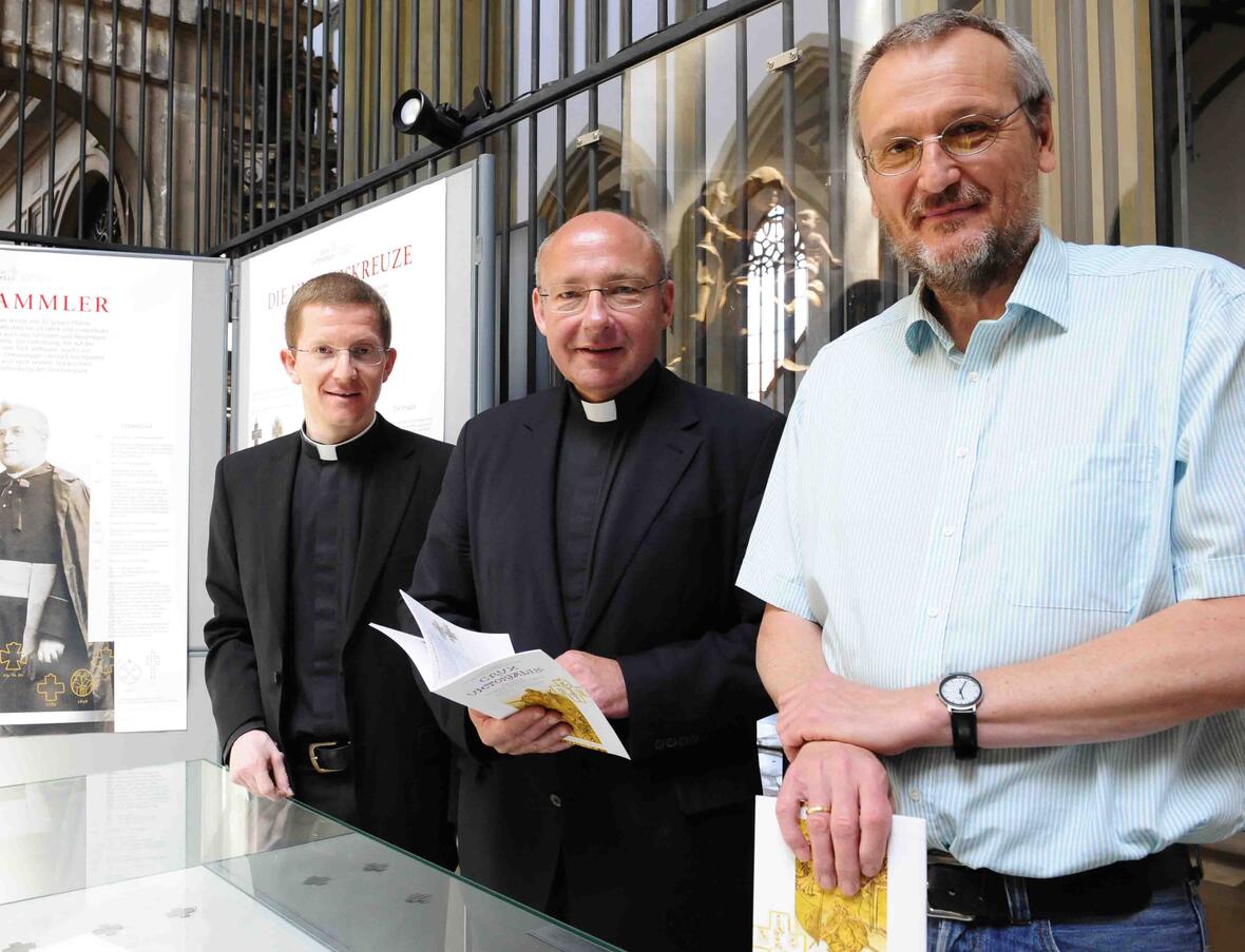 Kaplan Martin Riß, Pfarrer Dr. Ulrich Lindl und Dr. Erwin Naimer (v.links). Foto: Maria Steber /pba.