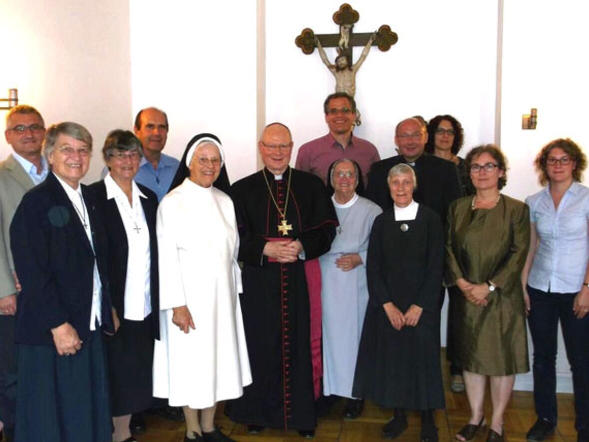 Die fünf Missionare auf Heimaturlaub während des Treffens in der Ulrichswoche zusammen mit Bischof Dr. Konrad Zdarsa und den Mitarbeitern der Abteilung Mission-Entwicklung-Frieden (Foto: Abteilung Mission-Entwicklung-Frieden)