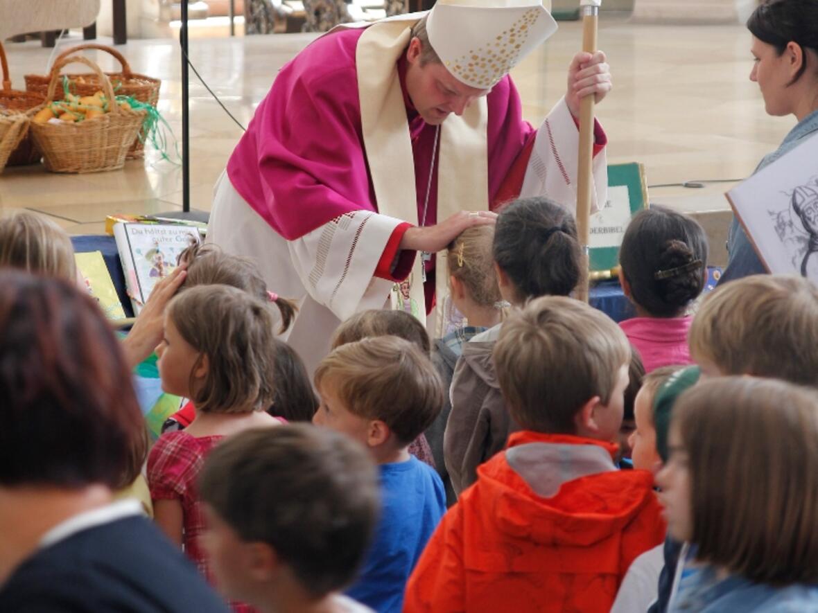 Weihbischof Florian Wörner und 12 weitere Priester segneten jedes Kind einzeln. (Foto: Caritas/Bernhard Gattner)
