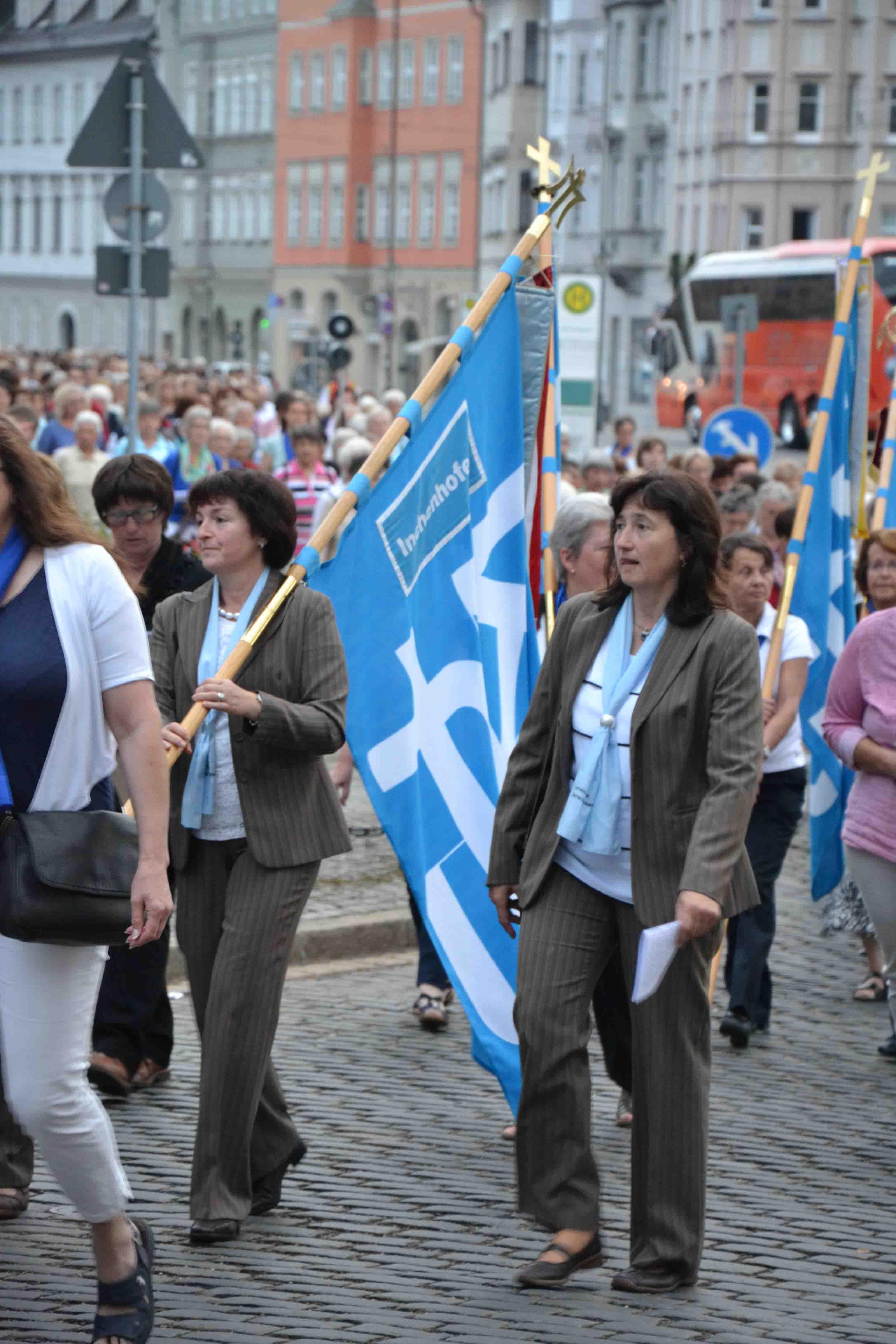 frauenwallfahrt-in-der-ulrichswoche-weihbischof-woerner-unter-den-pilgerinnen1522078