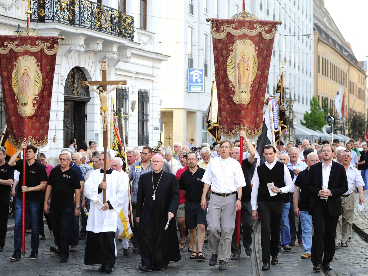 Mit Bischof Konrad an der Spitze wallfahrten die Männer vom Dom zur Ulrichsbasilika. (Foto: Nicolas Schnall)
