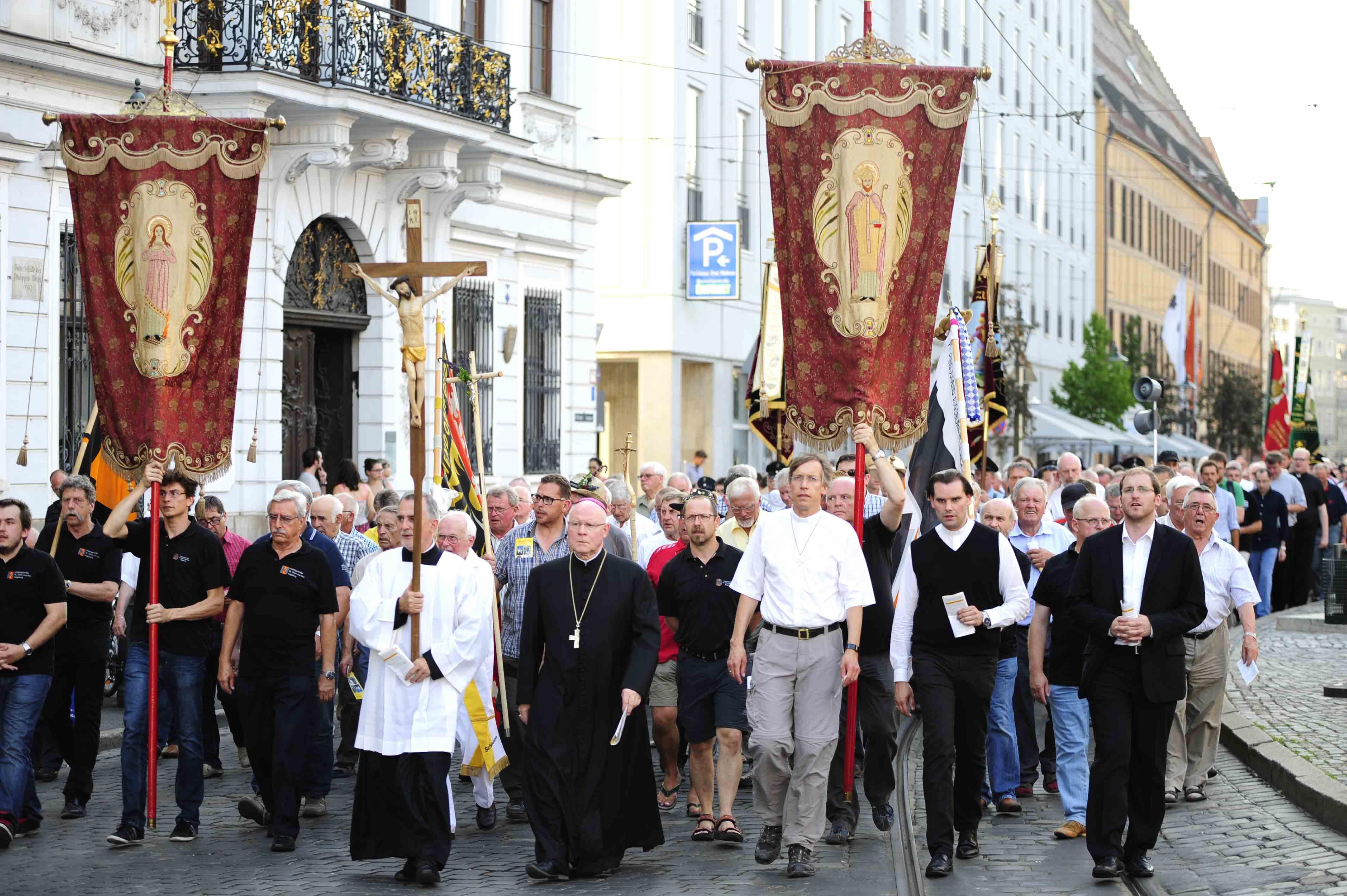 Mit Bischof Konrad an der Spitze wallfahrten die Männer vom Dom zur Ulrichsbasilika. (Foto: Nicolas Schnall)