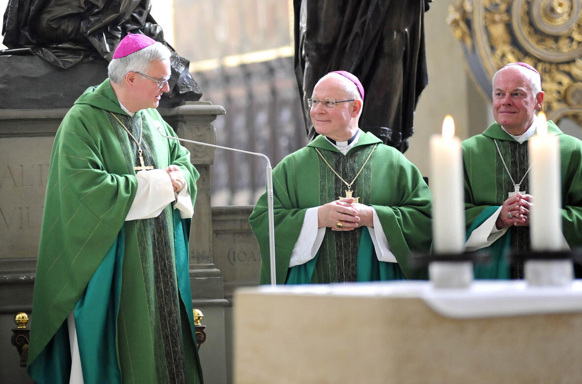 Zu Beginn des Pontifikalgottesdienstes wurde Erzbischof Heiner Koch von Bischof Konrad Zdarsa in der Ulrichsbasilika begrüßt. (Fotos: pba/Nicolas Schnall)