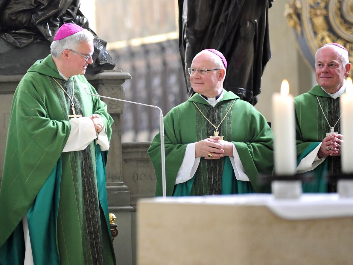 Zu Beginn des Pontifikalgottesdienstes wurde Erzbischof Heiner Koch von Bischof Konrad Zdarsa in der Ulrichsbasilika begrüßt. (Fotos: pba/Nicolas Schnall)
