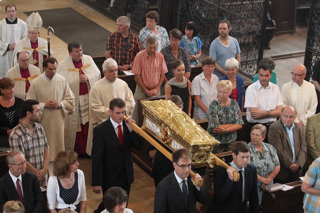 Erhebung des Ulrichsschreins und Prozession zum Altar. (Foto: pba/Annette Zoepf)