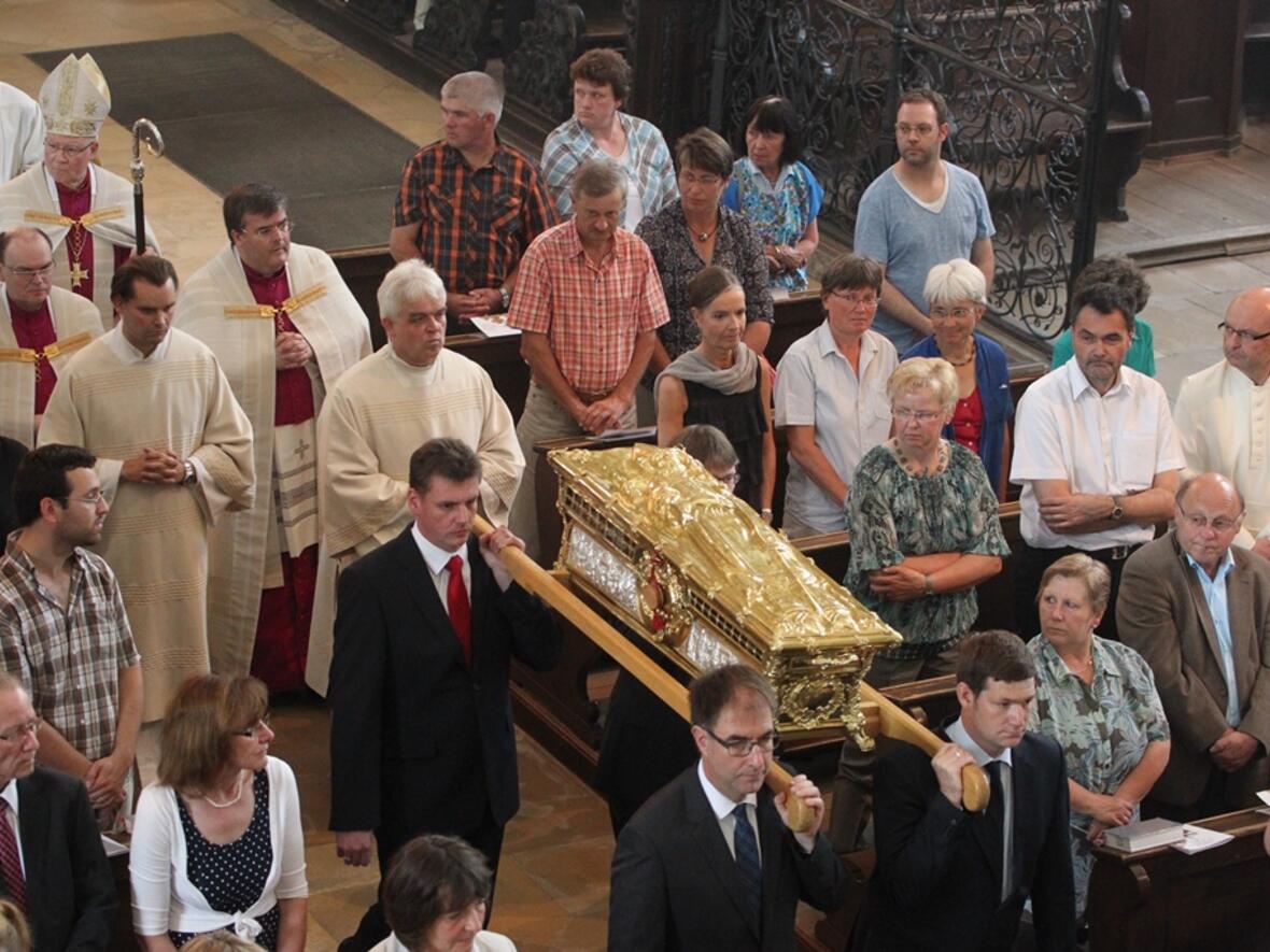 Erhebung des Ulrichsschreins und Prozession zum Altar. (Foto: pba/Annette Zoepf)