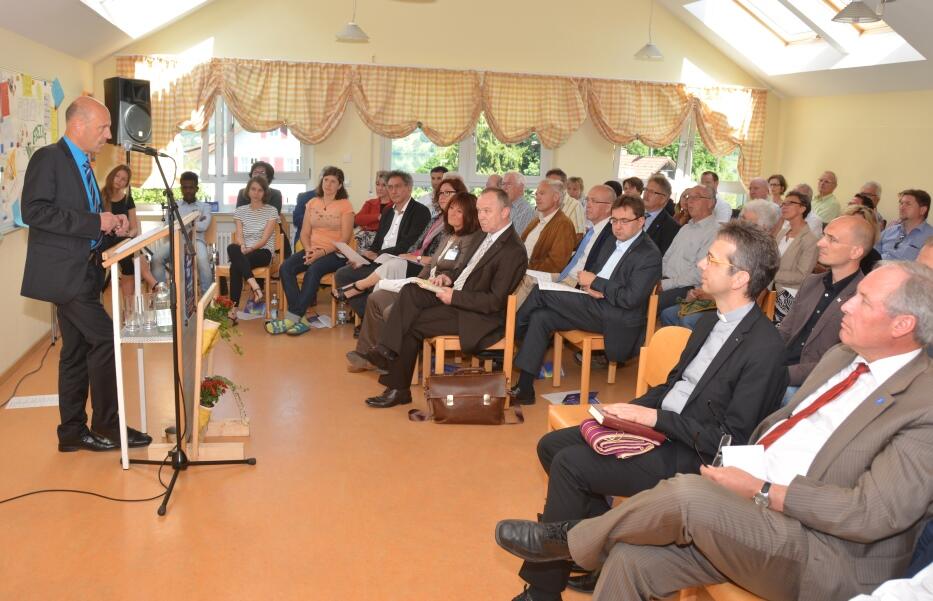 Markus Mayer, Vorstandsvorsitzender der Katholischen Jugendfürsorge, begrüßte die Gäste zur Segnungsfeier. (Foto: KJF/Karg)