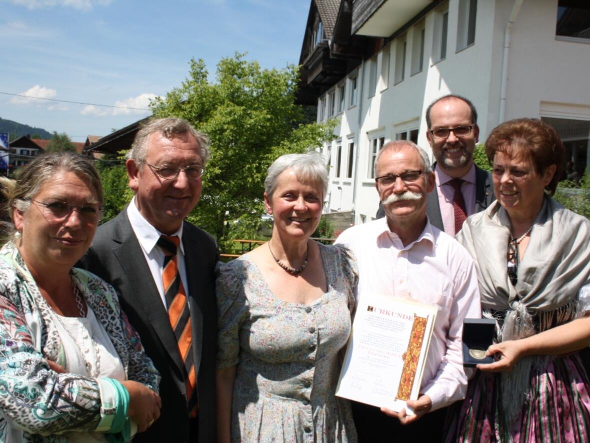 Bei der Verabschiedung würdigt die stellvertretende Bundesvorsitzende des Kolpingwerkes Deutschland Barbara Breher (links), Kolping-Diözesanpräses aus Augsburg Alois Zeller (zweiter von links), die Diözesanvorsitzende des Kolpingwerkes im Bistum Augsburg Sonja Tomaschek (rechts) und der Geschäftsführer der Deutschen Kolpingsfamilie e.V. Guido Mensger das langjährige erfolgreiche Wirken des Hausleiterehepaars vom Haus Zauberberg in Pfronten-Rehbichl Paula und Charly Lindauer (mitte). (Foto: Heinrich Lang)
