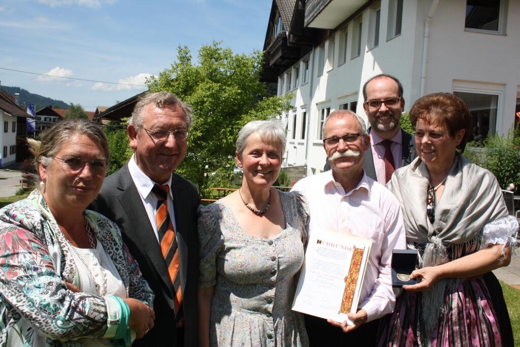 Bei der Verabschiedung würdigt die stellvertretende Bundesvorsitzende des Kolpingwerkes Deutschland Barbara Breher (links), Kolping-Diözesanpräses aus Augsburg Alois Zeller (zweiter von links), die Diözesanvorsitzende des Kolpingwerkes im Bistum Augsburg Sonja Tomaschek (rechts) und der Geschäftsführer der Deutschen Kolpingsfamilie e.V. Guido Mensger das langjährige erfolgreiche Wirken des Hausleiterehepaars vom Haus Zauberberg in Pfronten-Rehbichl Paula und Charly Lindauer (mitte). (Foto: Heinrich Lang)