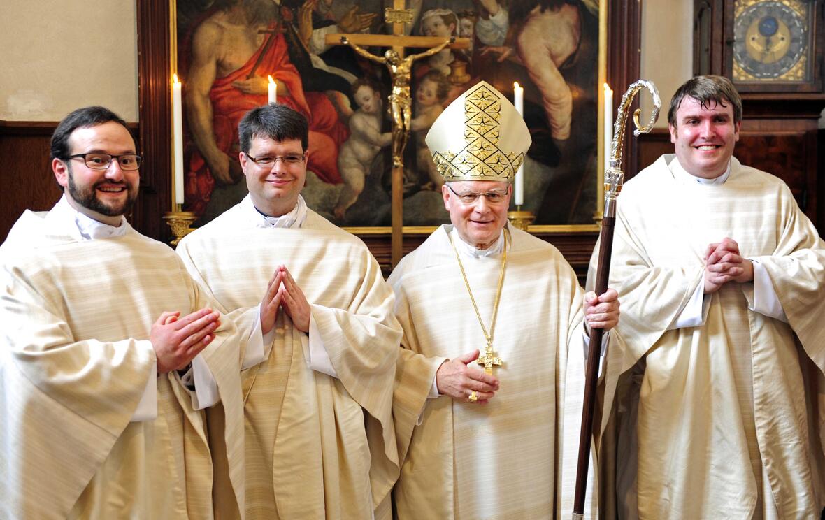 Bischof Konrad zusammen mit den drei Neupriestern (v.l.) Felix Siefritz, Christian Wolf und Bernd Rochna. (Foto: pba/Nicolas Schnall)