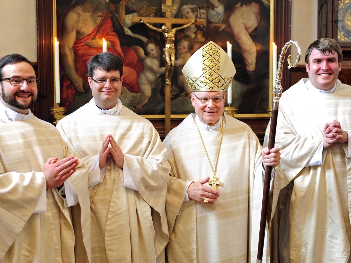 Bischof Konrad zusammen mit den drei Neupriestern (v.l.) Felix Siefritz, Christian Wolf und Bernd Rochna. (Foto: pba/Nicolas Schnall)