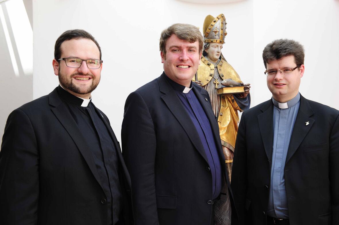 Felix Siefritz, Bernd Rochna und Christian Wolf (v.links). Sie werden am 28. Juni die Priesterweihe empfangen. Foto: Daniel Jäckel /pba.