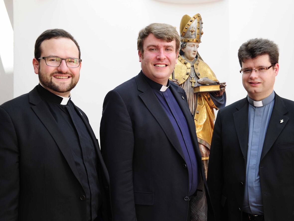 Felix Siefritz, Bernd Rochna und Christian Wolf (v.links). Sie werden am 28. Juni die Priesterweihe empfangen. Foto: Daniel Jäckel /pba.