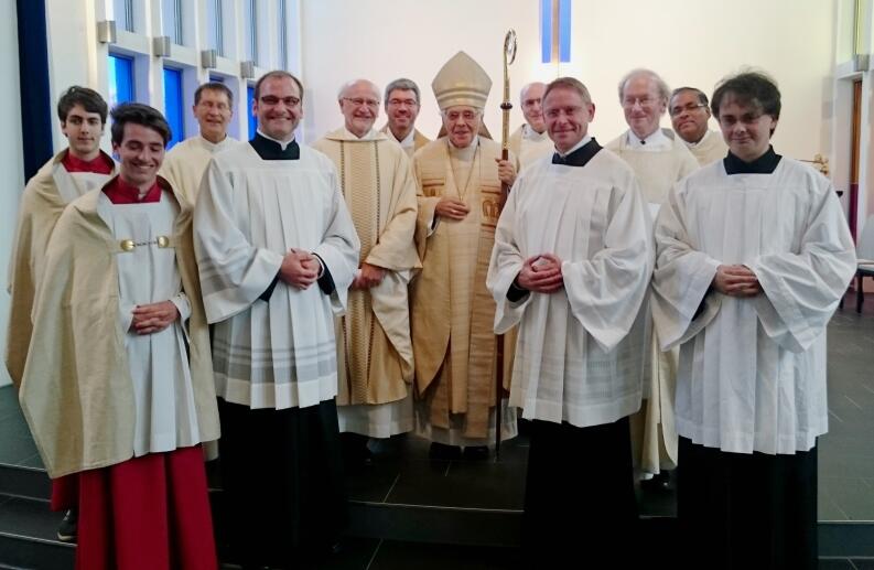 Weihbischof em. Josef Grünwald mit den Beauftragten und ihren Heimatpfarrern, Daneben der Bischöfliche Beauftragter für den Ständigen Diakonat, Domkapitular Prälat Peter C. Manz, Mentor Prodekan Ludwig Michale sowie Diakon Gerhard Rummel, Leiter der Ausbildung für den Ständigen Diakonat (Foto: ASD)