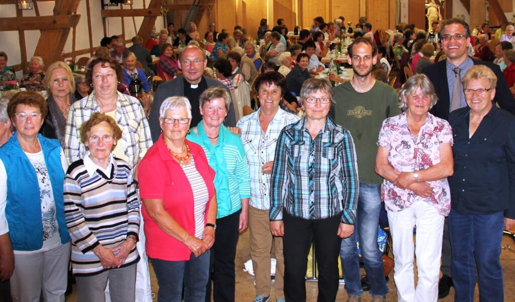Ehrenamtliche Mitarbeiterinnen und Mitarbeiter mit Pfarrer Dr. Ulrich Lindl, Leif Hinrichsen und Gregor Uhl (von links)