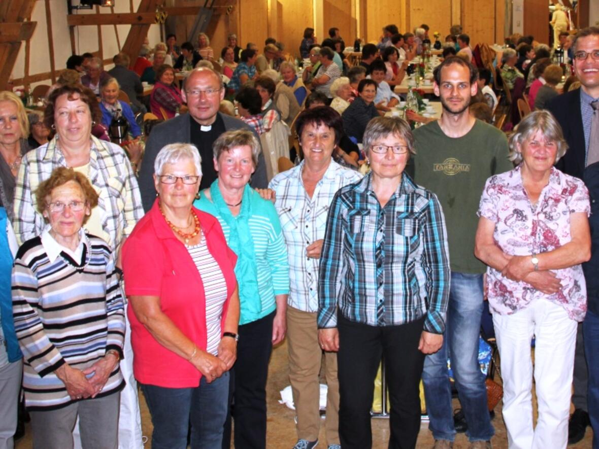 Ehrenamtliche Mitarbeiterinnen und Mitarbeiter mit Pfarrer Dr. Ulrich Lindl, Leif Hinrichsen und Gregor Uhl (von links)