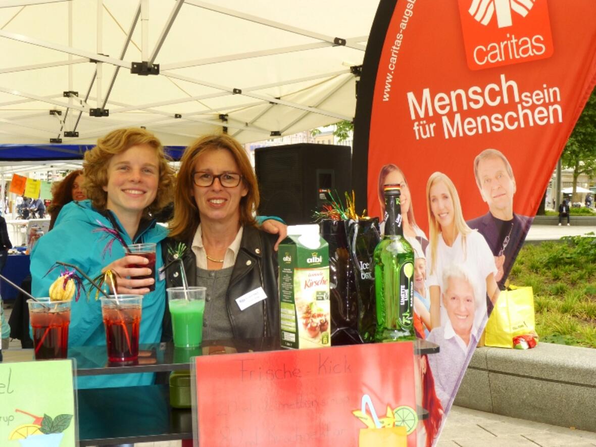 Aktionswoche Sucht: Das Caritas-HaLT-Projekt zeigt an seinem Stand, dass Cocktails auch ohne Alkohol schmecken können. (Foto: Caritas)