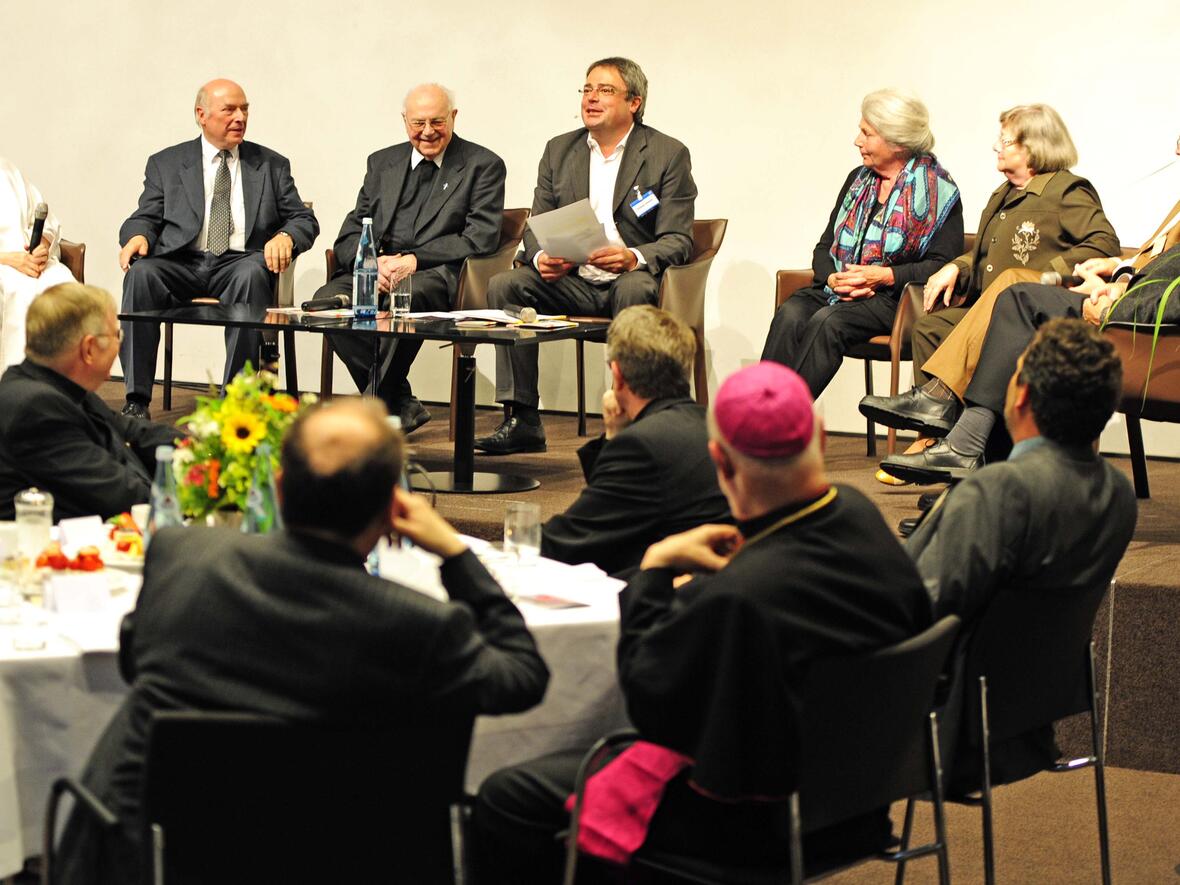 Die Runde mit den "Geburtshelfern" der Ehe- und Familienseelsorge. (Foto: pba/Nicolas Schnall)