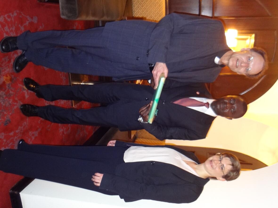 Domkapitular Dr. Wolfgang Hacker überreicht Staatssekretär Moustapha Lô Diatta das neue Buch über den Augsburger Dom. Bildungsreferentin Dr. Vera Schanz (KLB) dolmetschte die politischen Gespräche. (Foto: KLB Augsburg)