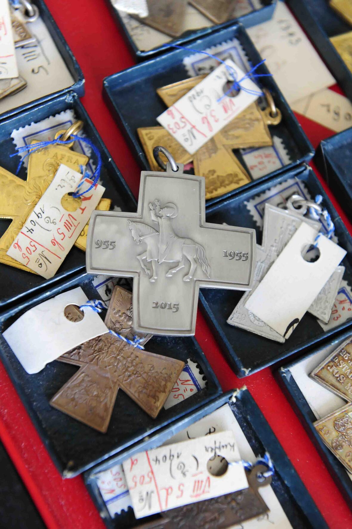 Der Brauch, Nachbildungen des Ulrichskreuzes an die Wallfahrer auszugeben, ist alt. Zum 60. Jubiläum der Wallfahrt wird diese Tradition heuer wiederbelebt. (Foto: Maria Steber/pba.)