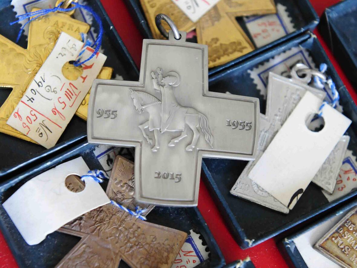 Der Brauch, Nachbildungen des Ulrichskreuzes an die Wallfahrer auszugeben, ist alt. Zum 60. Jubiläum der Wallfahrt wird diese Tradition heuer wiederbelebt. (Foto: Maria Steber/pba.)