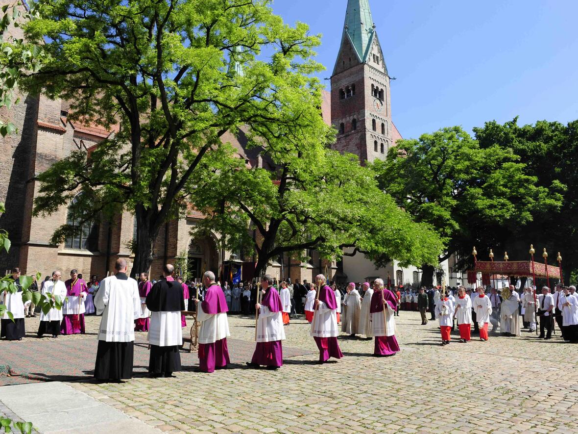 Die Prozession fand bei - so Bischof Konrad Zdarsa - "unüberbietbar strahlendem Sonnenschein" statt. (Foto: Maria Steber/pba)