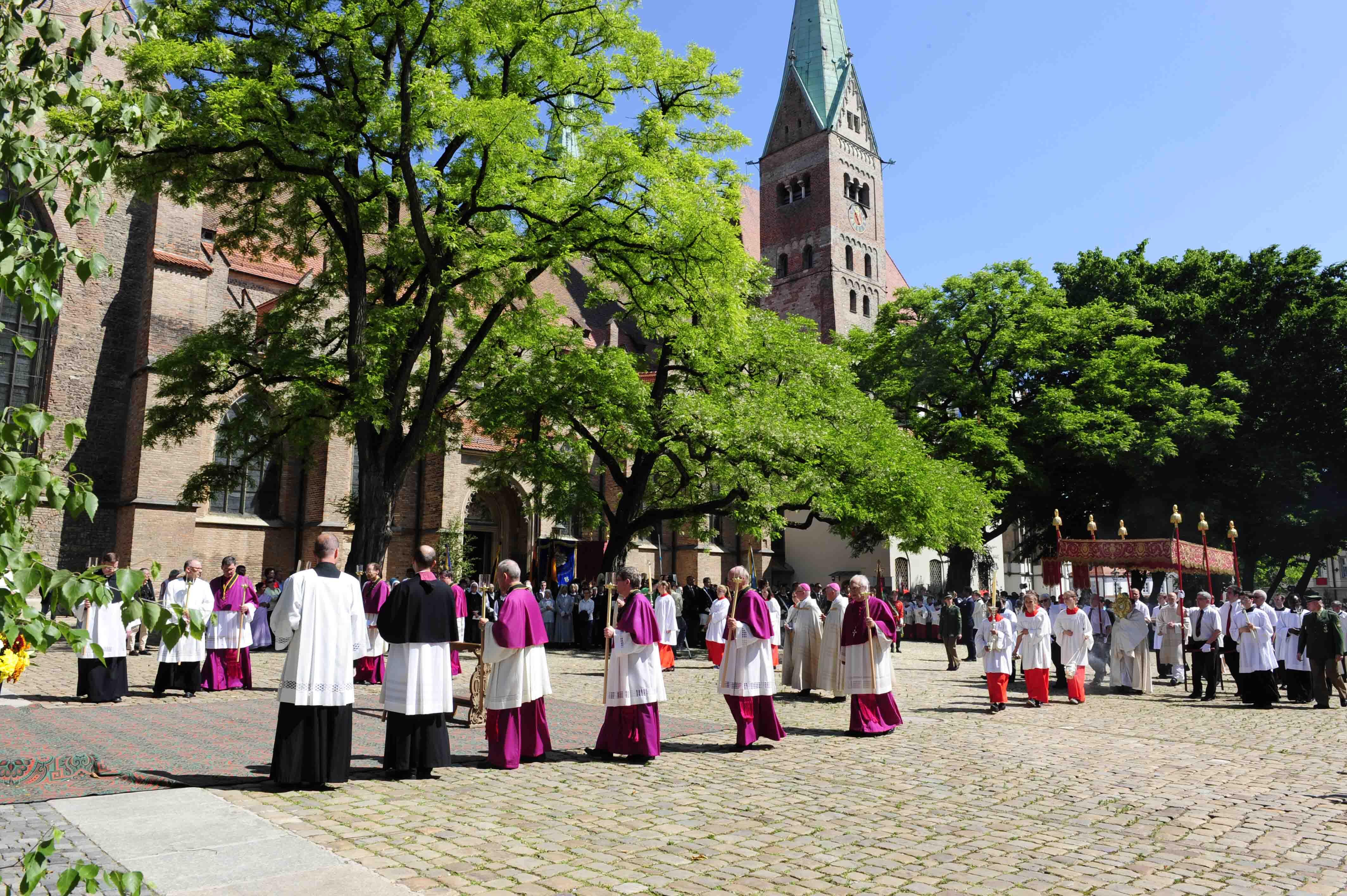 Die Prozession fand bei - so Bischof Konrad Zdarsa - "unüberbietbar strahlendem Sonnenschein" statt. (Foto: Maria Steber/pba)
